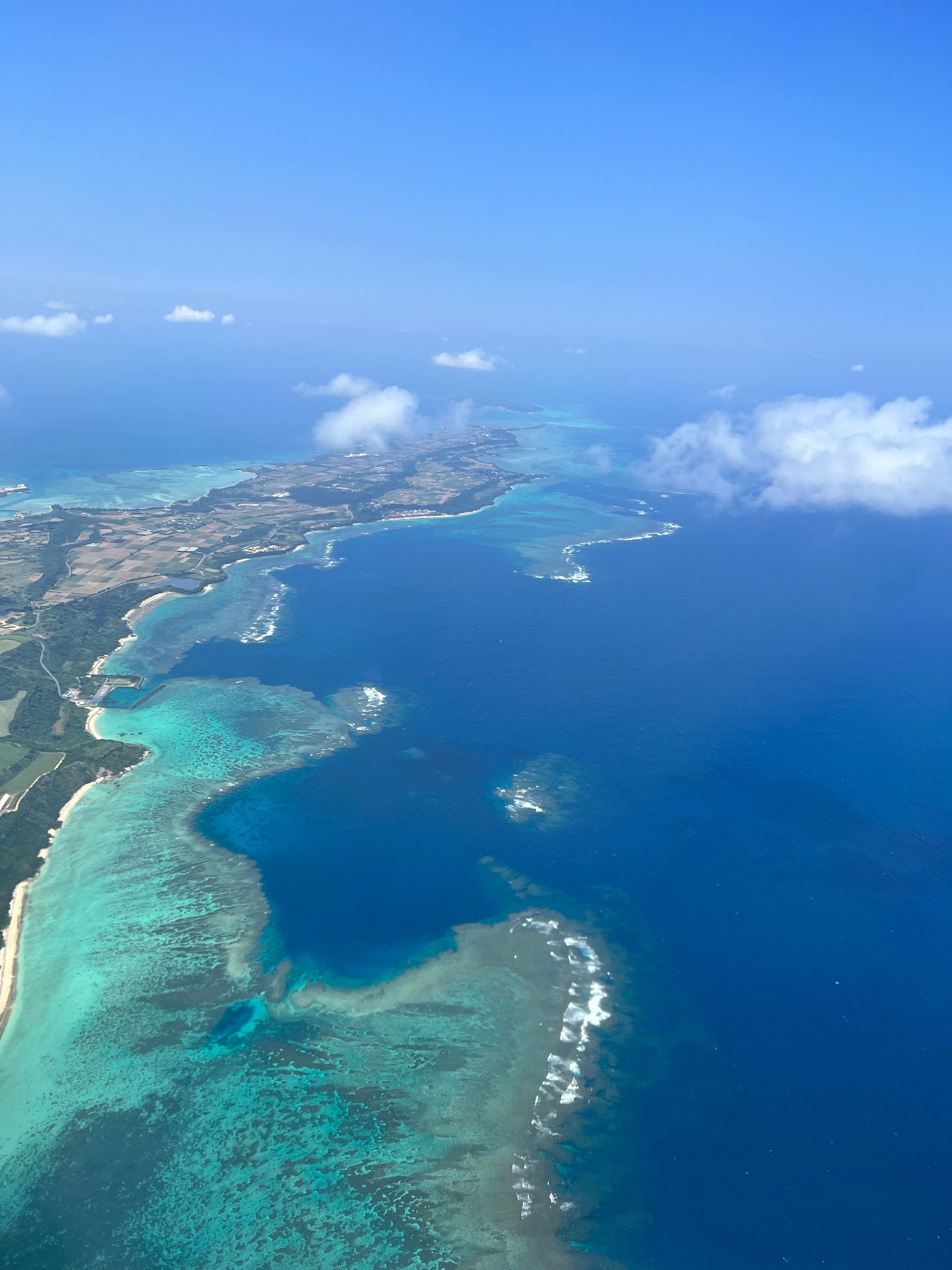 空から見た沖縄の浅瀬と深い青の海